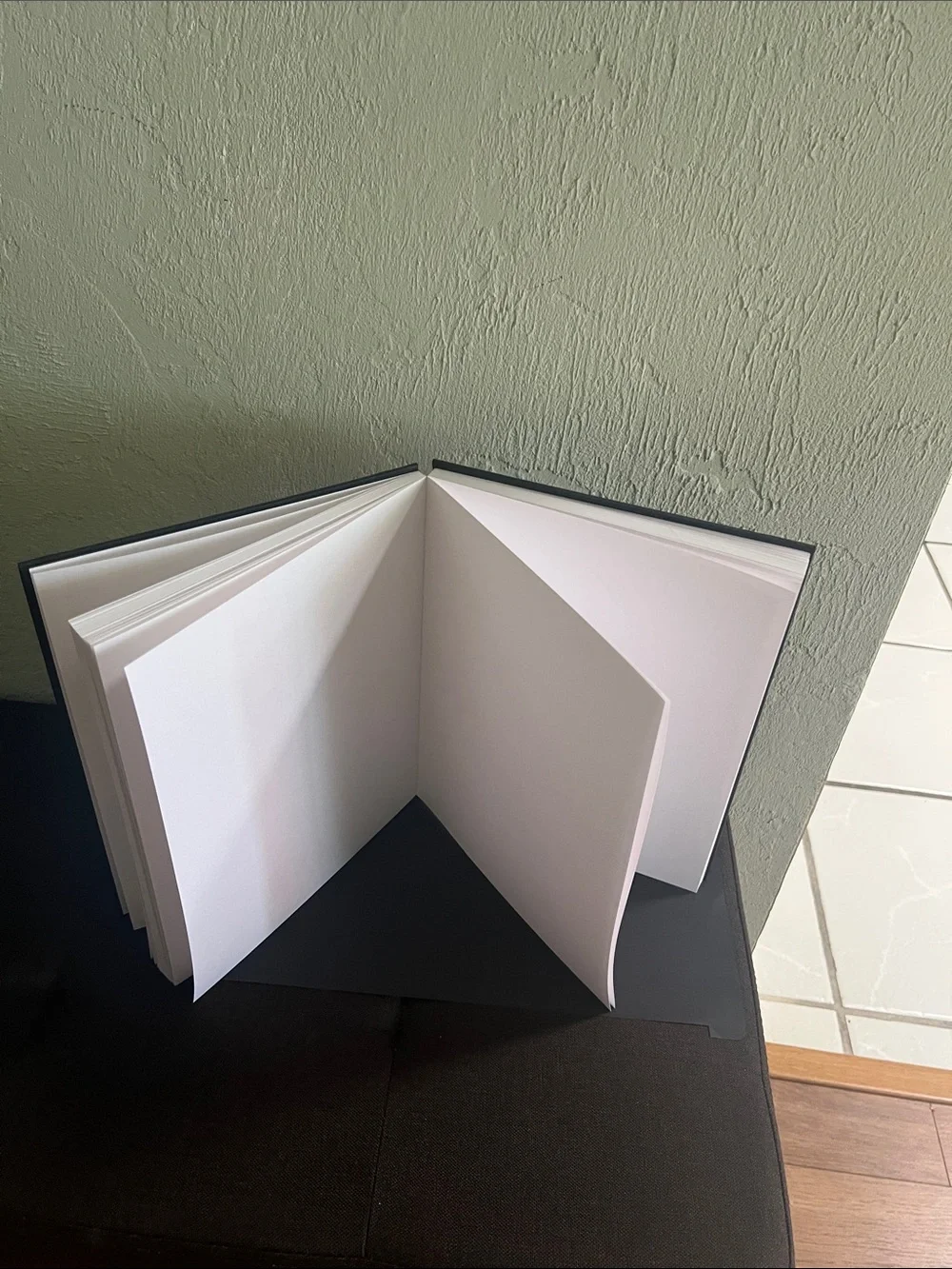 #2790**Artist's Loft Black Sketchbook - 8.5 x 11